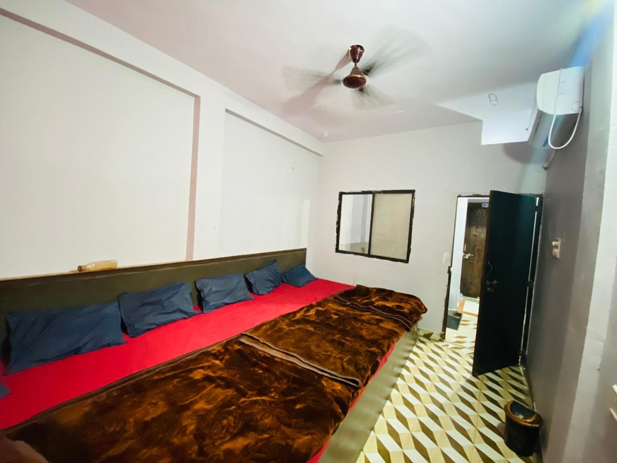 Hotel Ramghat View Uddzsaín Kültér fotó